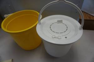 lot 180 image: Gator 2 Piece Bait Bucket