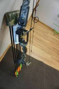 lot 11 image: PSE Model Deer Hunter S3 Compound Bow Package