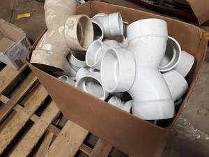 lot 531 image: NEW Box of Assorted 3 and 4 Sch40 PVC Pipe Fittings