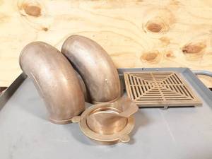 lot 498 image: Brass Victaulic 6 Pipe Elbows, 5 Brass Pour Spout and Brass Floor Grate (11-12 x 11-12)