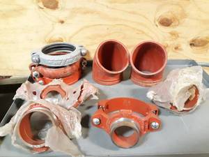 lot 552 image: NEW Lot of 9 Victaulic  Gruvlok 6 Pipe Clamps and Fittings