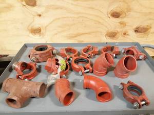 lot 554 image: NEW Lot of 14 Victaulic  Gruvlok 3 Mechanical T Outlets and Elbows  2-12 Fittings
