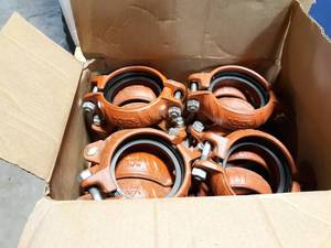 lot 560 image: NEW Lot of 14 Victaulic  4 Pipe Clamps