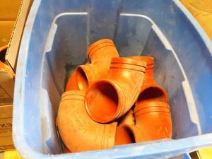lot 563 image: NEW Lot of 9 Victaulic 4 90° Elbows