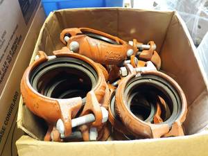 lot 564 image: NEW Lot of 16 Victaulic  4 Pipe Clamps