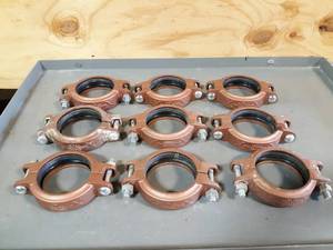 lot 565 image: NEW Lot of 9 Gruvlok Fig. 6400 4 Copper Pipe Rigid Couplings