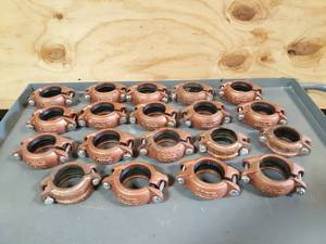 lot 566 image: NEW Lot of 19 Victaulic 7-607 2-12 Copper Pipe Rigid Couplings