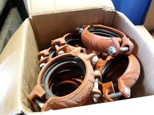 lot 567 image: NEW Lot of 16 Victaulic  4 Pipe Clamps