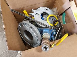 lot 594 image: Box Lot of Assorted Victaulic  Gruvlok  Zero Flex Pipe Clamps and More