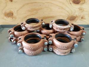 lot 599 image: NEW Lot of 12 Gruvlok  Victaulic Fig. 6400 4 Copper Pipe Rigid Couplings 4-608