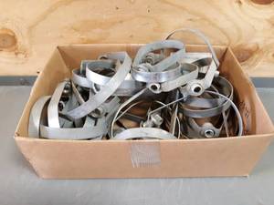 lot 616 image: Box Lot of 3 & 4 Pipe Hangers