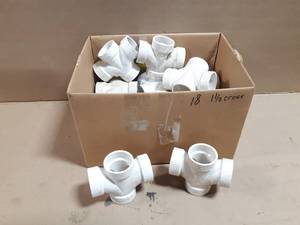 lot 665 image: Box of 18 PVC DWV 1-12 Cross Fittings