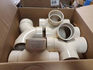lot 718 image: NEW Box of 5  PVC DWV 4 Double 14 Bend Fittings