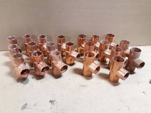 lot 747 image: Lot of (21) Copper 1-12 Pipe Reducing Tees - Lot weighs about  12 LBS