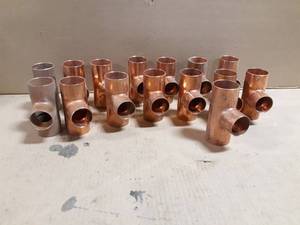 lot 752 image: Lot of (15) Copper 1-12 x 1-12 x 1-14 Reducing Tees - Lot Weighs about 9 LBS