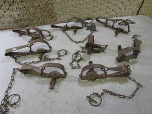 (CSB) Lot of 8 Small Traps...
