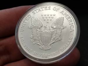 lot 16 image: 2002 AMERICAN SILVER EAGLE 1 TROY OZ. .999 FINE SILVER IN AIRTITE