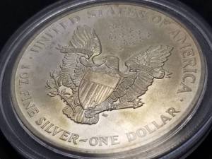 lot 67 image: 1994 AMERICAN SILVER EAGLE 1 TROY OZ. .999 FINE SILVER IN AIRTITE