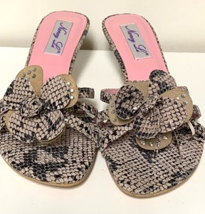 lot 114 image: Nancy Li Lovely Slip on Shoes wFloral Design (NEW)