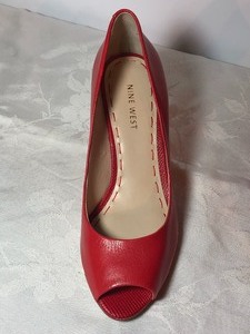 lot 89 image: Festive Pump Duo