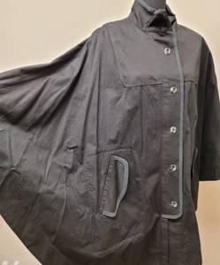 lot 279 image: Stylish BCBG Lightweight Cape