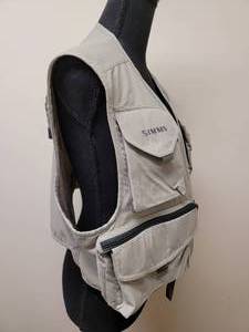 lot 378 image: MENS SIMMS Fishing Vest