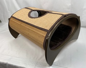 lot 71 image: Cozy and Portable Pet HutBed