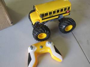 lot 33 image: rc school bus ...
