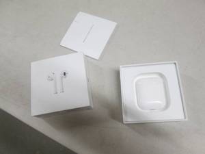 lot 70 image: apple air pods ...