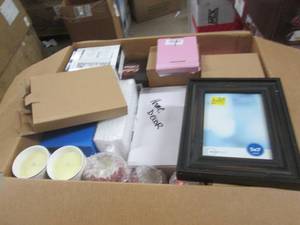 lot 181 image: box of home decor and candles ...
