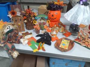 lot 74 image: Nice Fall Autum HarvestHalloween decor lot