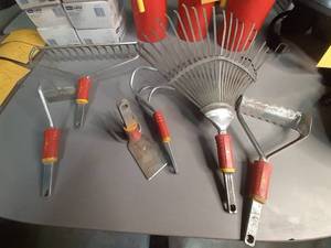 lot 17 image: Lot of Quality High-Garten OutdoorIndoor Gardening Landscape Hand Tools