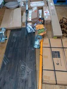 lot 86 image: Mixed lot of miscellaneous items