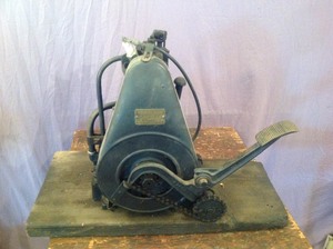 lot 4 image: Vintage Briggs & Stratton Model FH Engine
