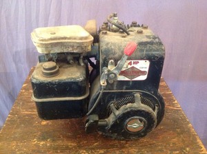 lot 10 image: 4 HP Briggs& Stratton Engine