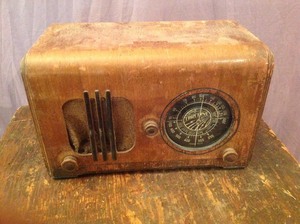 lot 18 image: Vintage True Tone Radio