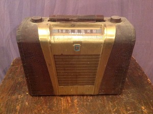 lot 19 image: Vintage Crosley Radio