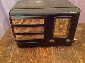 lot 20 image: Vintage Philco Model 40-90 Radio