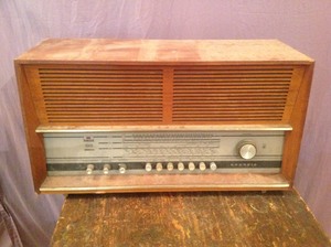 lot 21 image: Vintage Grundig German Radio