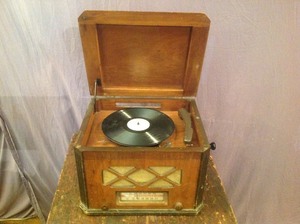 lot 22 image: Vintage Silvertone  Radio & Record Player