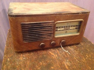 lot 24 image: Vintage RCA Victor Radio Model 55F