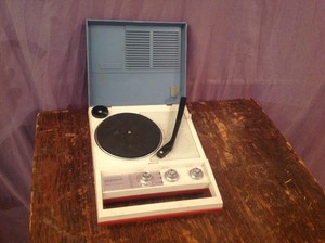 lot 27 image: Portable Radio-Phonograph