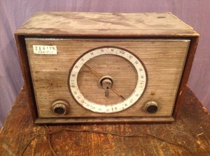 lot 29 image: Vintage Zenith Radio