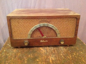 lot 32 image: Silverton Vintage Radio