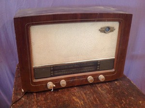 lot 33 image: Vintage Great Britain Radio