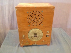 lot 37 image: Vintage Crosley Fiver Radio Model 5517