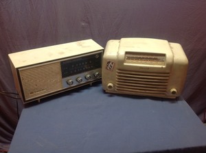 lot 39 image: 2 Vintage Radios