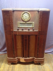 lot 46 image: Vintage Motorola Upright Radio