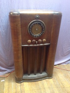 lot 47 image: Vintage Coronado Upright Radio