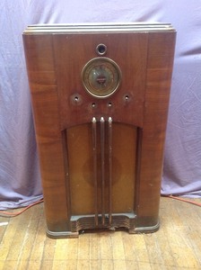 lot 48 image: Vintage Crosley Super 11 Upright Radio